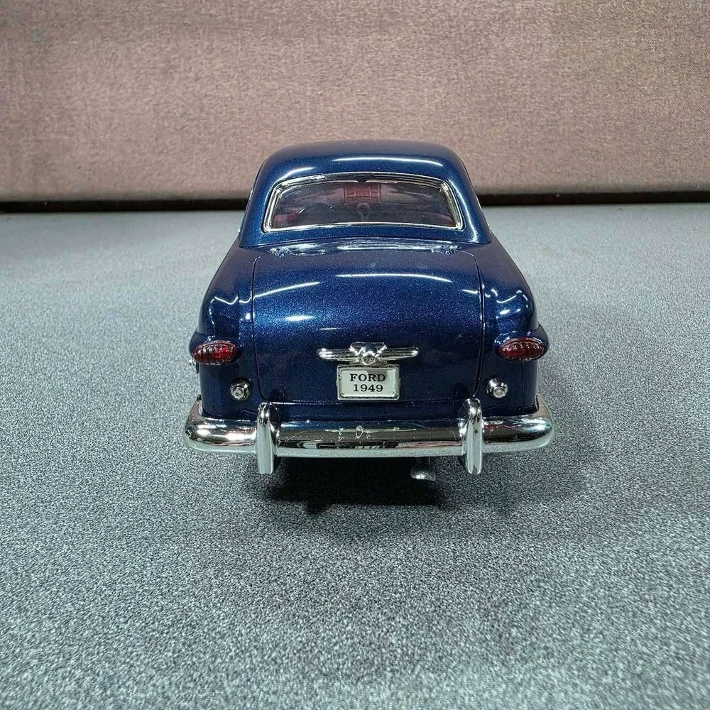 Ford 1949 Custom Coupe Diecast Model 1:18 Mira Solido Excellent Metallic